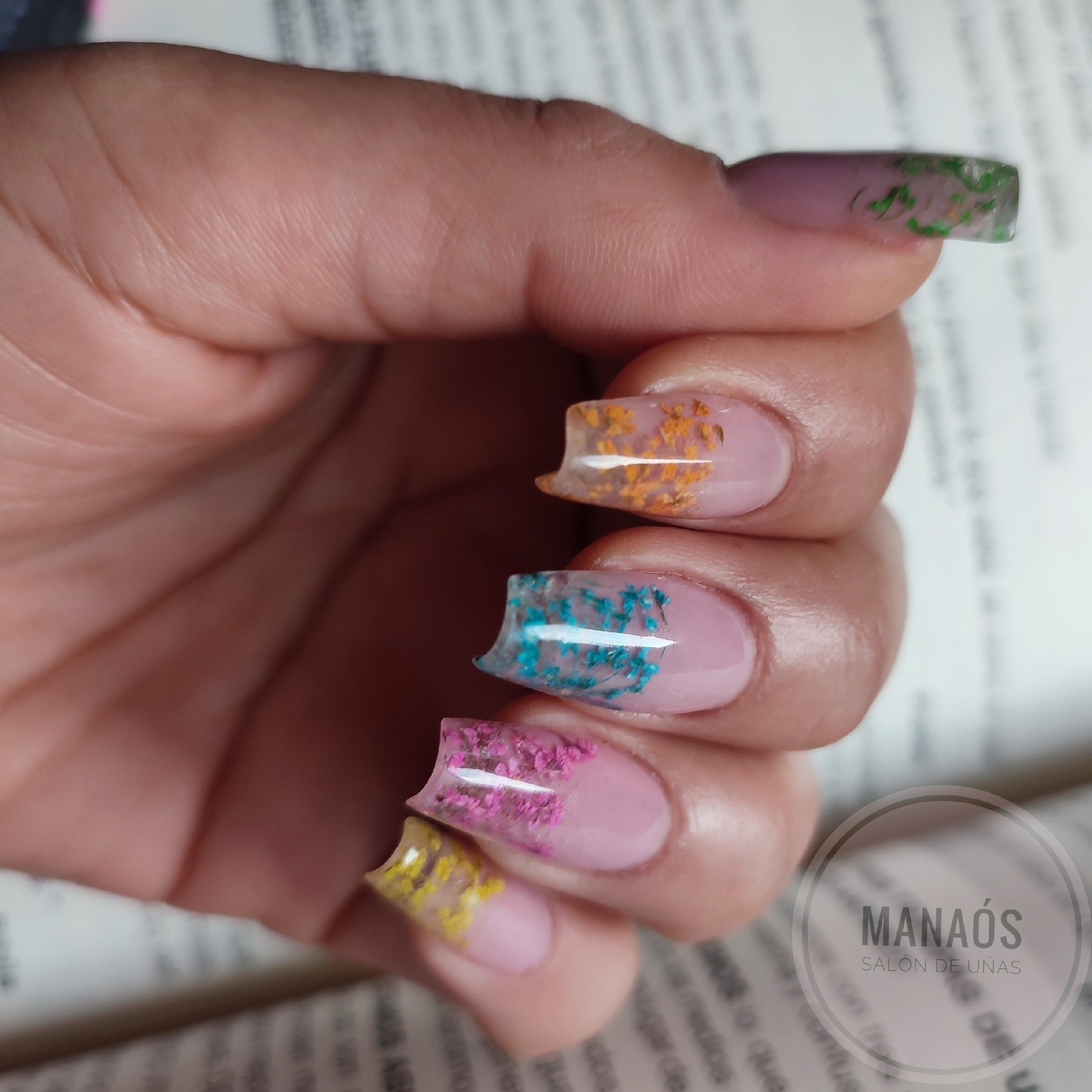 Uñas con diseño artístico
